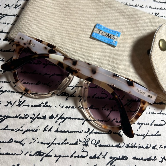 Tom’s Sunglasses - Like New - Picture 2 of 4
